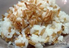 在“长肉”上吃一个简单的主食，对比表明米饭