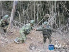 在中国 - 越南战争期间，这名男子用三枚手榴弹