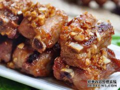 大蒜排骨和自制食品。