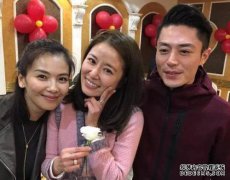 在林心如的生日照片中，苏友鹏亲自为他的生日