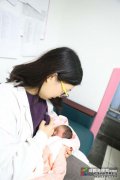 孕妇怀孕5个月以诱导分娩。当孩子被带出去时，