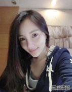 李在车上的自画像，太阳镜反映人，网友沉默。