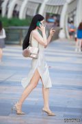 街头节奏：裙子的面料很舒适，很容易穿出优雅