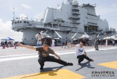这名士兵是否仍然使用车站的哨子在航空母舰上