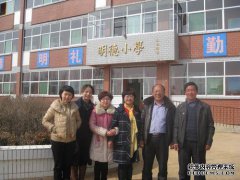 京郊中学的英语老师来教书