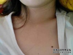 一个人的胸部在胸前有什么？什么是男人的乳房