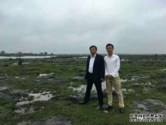 两个人坐在地板上（说单词）